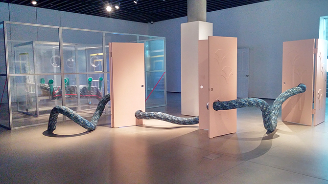 Viruscape_ Penetrataion, 73x185x3.5cm x 6개 , 가변적 설치, 폐 문짝, 디지털 프린트, 호스 , 2016