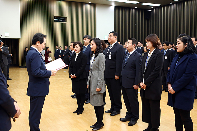 상장 수여하는 정세균 국회의장 <사진=국회 사무처>