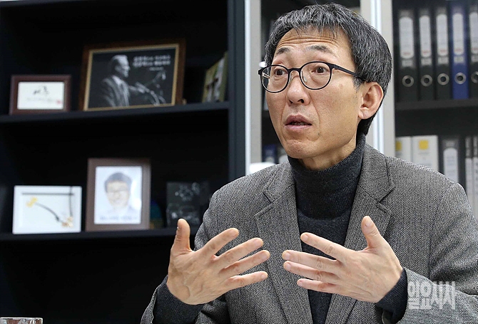 <일요시사>와 인터뷰 갖는 이훈 더불어민주당 의원
