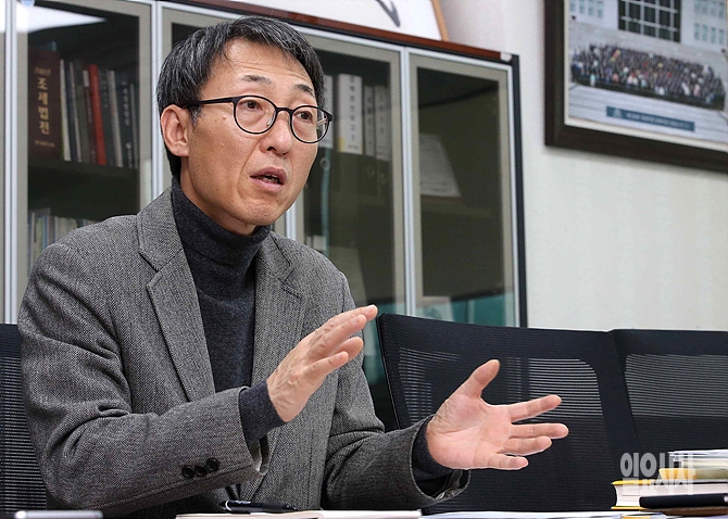 이훈 더불어민주당 의원이 <일요시사>와 인터뷰를 갖고 있다.