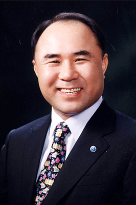윤홍근 제너시스BBQ그룹 회장