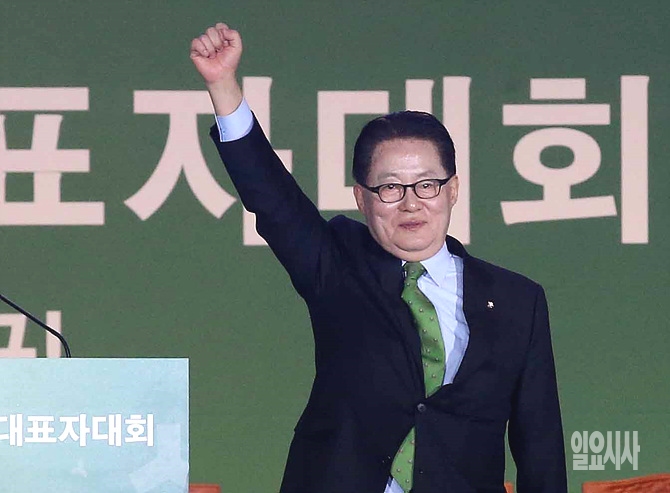 주먹을 불끈 쥐어보이는 박지원 국민의당 신임 당 대표