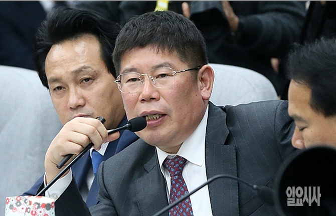 '최순실 국조특위' 청문회서 질의하는 김경진 국민의당 의원