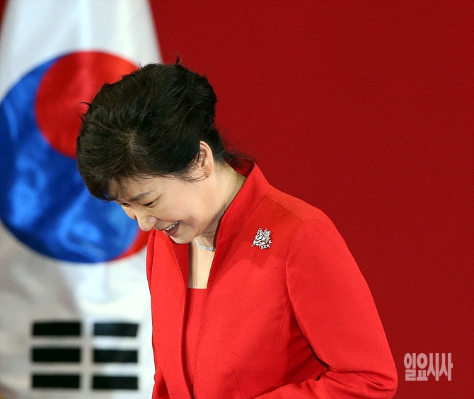 국회 탄핵소추안이 가결되면서 대통령으로서 모든 권한이 정지된 박근혜 대통령