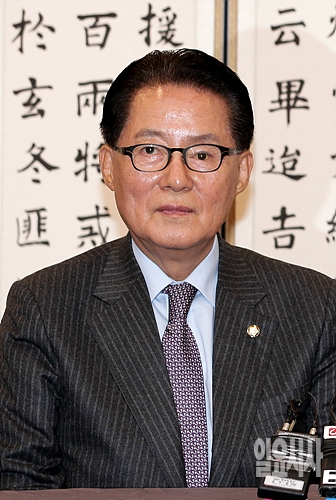 박지원 국민의당 대표가 18일, 반기문 전 유엔사무총장과의 연대설에 대해 '가능성이 낮다'고 일축했다.