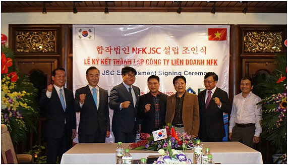 광림은 지난해 피코사와 현지 합작법인을 세웠다. 왼쪽 두 번째가 반기문 전 유엔사무총장의 동생 기호씨다. 베트남 고위 공직자들과 함께 사진촬영을 하고 있다.
