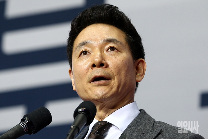 북콘서트서 발언하는 장성민 전 의원
