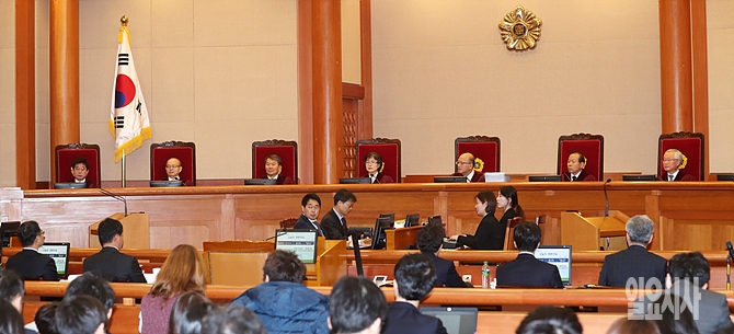 지난 25일, 서울 종로구 재동 소재의 헌법재판소 대심판정서 박근혜 대통령에 대한 탄핵심판 9차 변론기일이 열리고 있다.