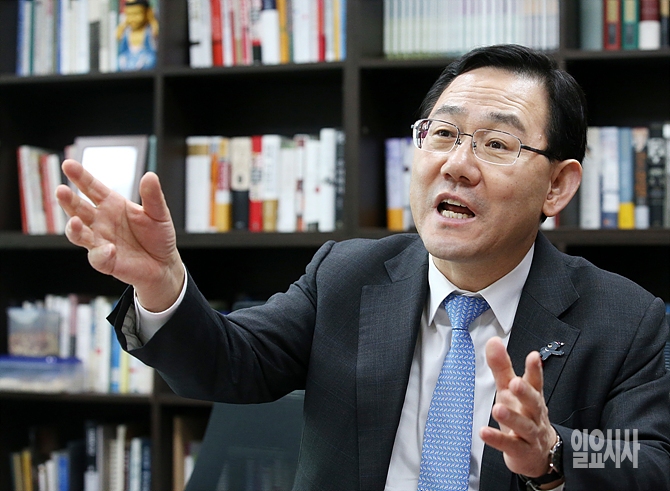 <일요시사>와 대담 갖는 주호영 바른정당 원내대표