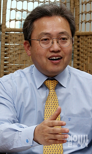송기헌 의원이 <일요시사>와 인터뷰를 갖고 있다.