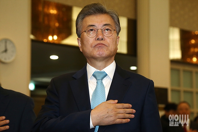 지지율 고공행진 중인 문재인 전 더불어민주당 대표