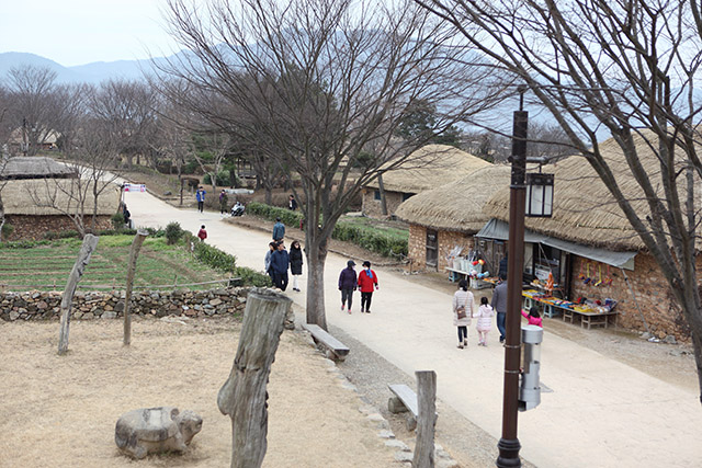 마을을 동서로 가로지르는 길