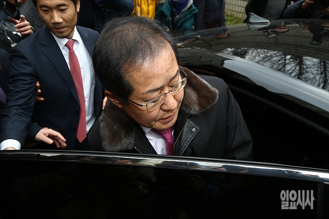최근 성완종 리스트 항소심서 무죄판결을 받으면서 몸값이 뛰어오르고 있는 홍준표 경남도지사