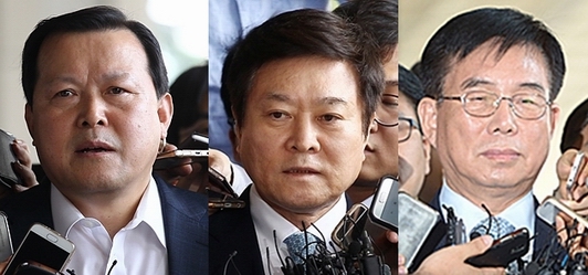 (사진 왼쪽부터) 황각규 정책본부 운영실장, 소진세 정책본부 대외협력단장, 허수영 롯데케미칼 사장
