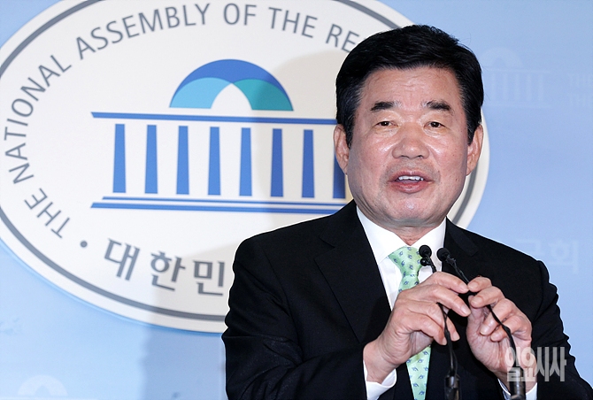 일자리위원장을 맡고 있는 김진표 더불어민주당 의원