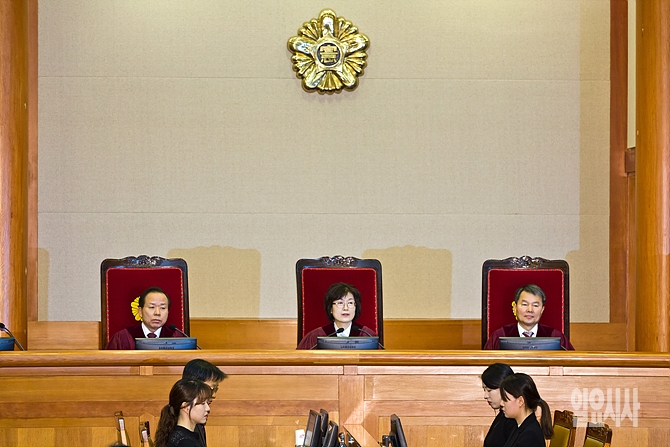 헌법재판소 판결이 하루 앞으로 다가온 가운데 국민 10명 중 7명은 탄핵이 인용돼야 한다고 생각하는 것으로 나타났다. <사진=사진공동취재단>