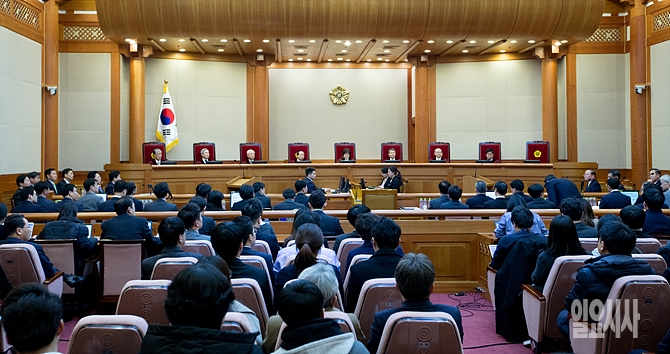 지난 10일, 박근혜 탄핵 심판 최종 선고하는 헌법재판소