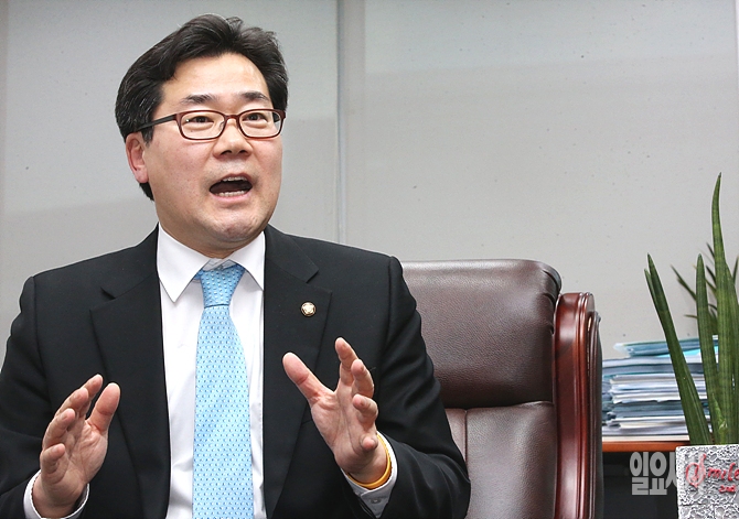 박찬대 더불어민주당 의원이 <일요시사>와 인터뷰를 갖고 있다.
