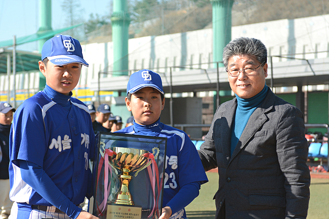 우승한 가동초 선수들과 강현성 대한스포츠 대표(사진 오른쪽)