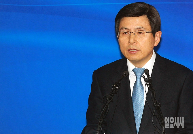 황교안 대통령 권한대행이 14일, 한광옥 대통령비서실장 등이 지난 13일에 냈던 일괄사표에 대해 반려처리했다.