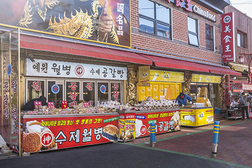 다양한 주전부리가 있는 차이나타운