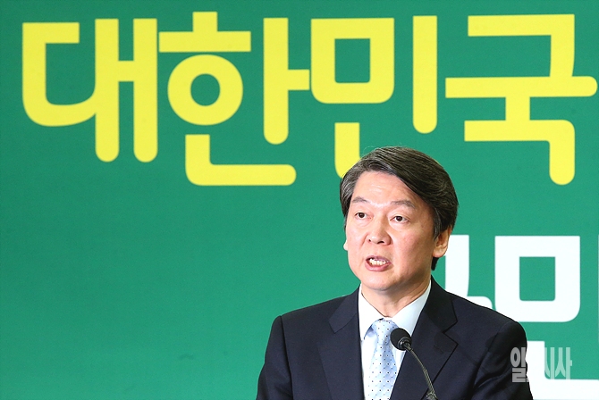 안철수 전 국민의당 공동대표가 15일, 서울 여의도 국회 의원회관서 정치개혁 공약 발표 기자회견을 갖고 있다.