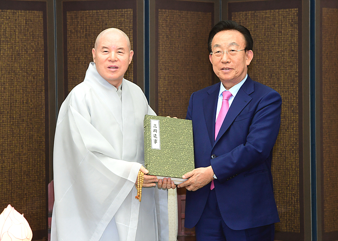 김관용 경북도지사가 15일, 서울 종로구 조계사를 방문해 자승스님과 삼국사기 목판 인출본 1질을 증정하고 있다.
