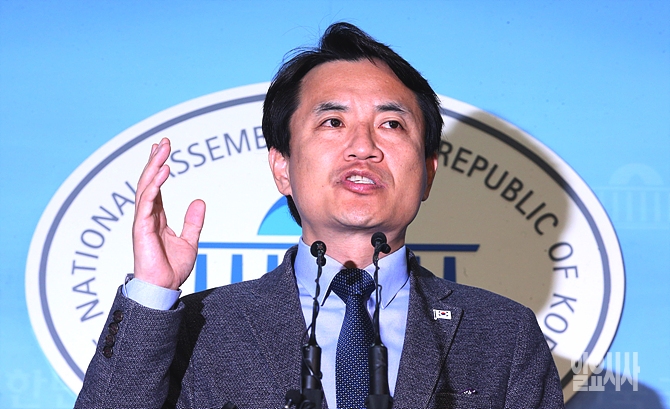 대권 출마 기자회견 갖고 있는 김진태 자유한국당 의원