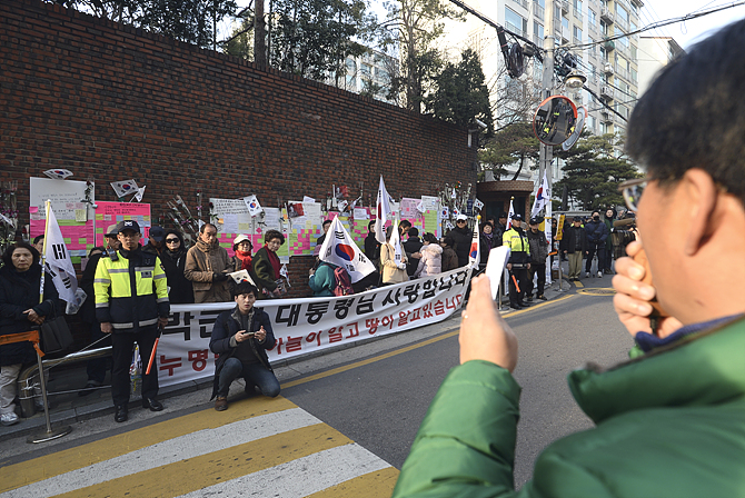 삼엄한 경찰 경비 인력들