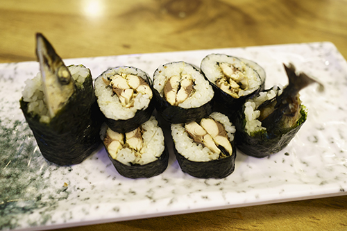 꽁치 머리와 꼬리까지 담아낸 '꽁치김밥'