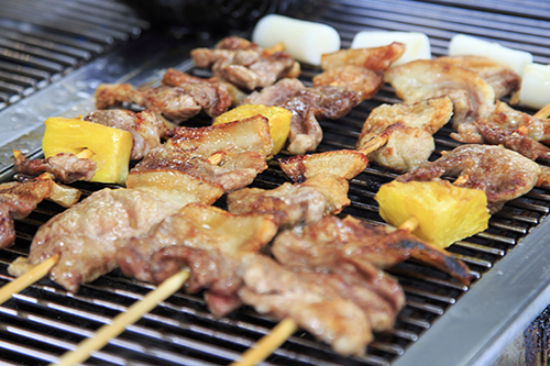 흑돼지고기와 파인애플, 가래떡이 꽂힌 '꼬치구이'