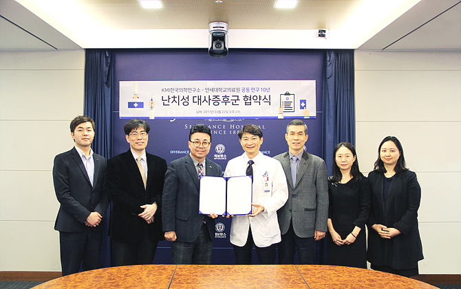 (사진 왼쪽서 세 번째부터)이재영 한국의학연구소 대표, 박민수 연세의료원 산학협력단장, 지선하 연세대 보건대학원 교수가 협약서에 서명 후 기념촬영을 하고 있다.