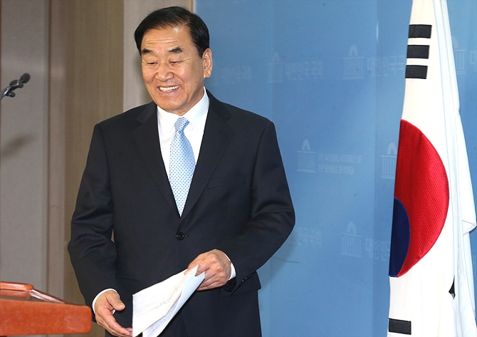 지난 20일, 대선 출마 기자회견을 위해 서울 여의도 국회 정론관 안으로 입장하는 이재오 늘푸른한국당 공동대표