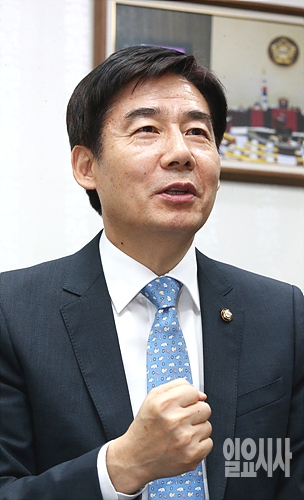 이용호 국민의당 의원이 <일요시사>와 인터뷰를 갖고 있다.