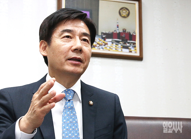 <일요시사>와 인터뷰 갖고 있는 이용호 국민의당 의원