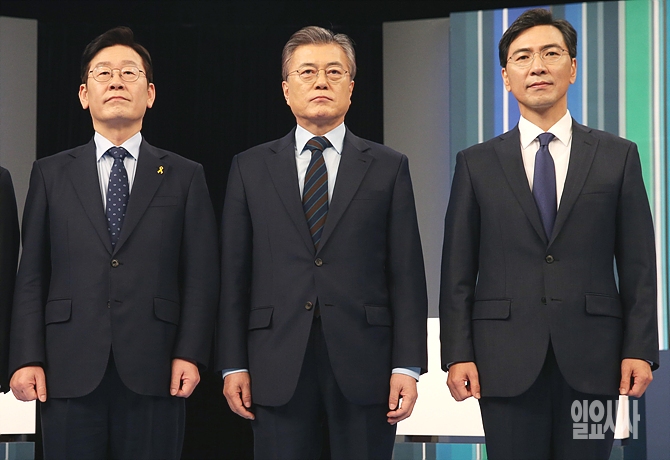 경선 후보토론회서 한 자리에 선 (사진 왼쪽부터)이재명 성남시장, 문재인 전 대표, 안희정 충남도지사