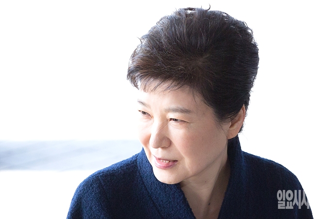 지난 21일, '피의자' 신분으로 검찰 출석하는 박근혜 전 대통령 <사진=사진공동취재단>