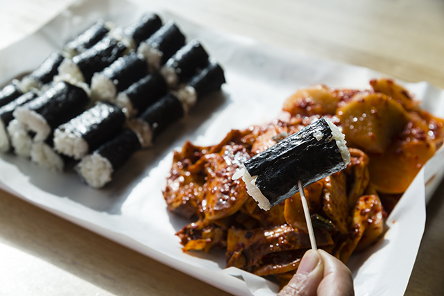 김밥과 오징어무침, 무김치가 따로 나오는 충무김밥