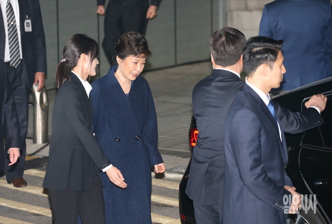 박근혜 전 대통령이 지난달 30일, 서울 중앙지법서 영장실질심사를 마친 뒤 검찰로 이동하고 있다. <사진=사진공동취재단>