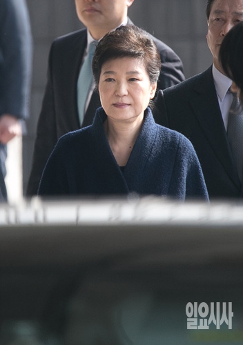 검찰 출석하는 박근혜 전 대통령 <사진=사진공동취재단>