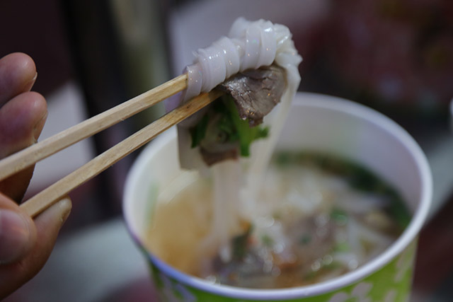 야시장에서 맛보는 베트남 쌀국수