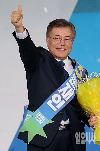 엄지 치켜든 더불어민주당 문재인 대선후보
