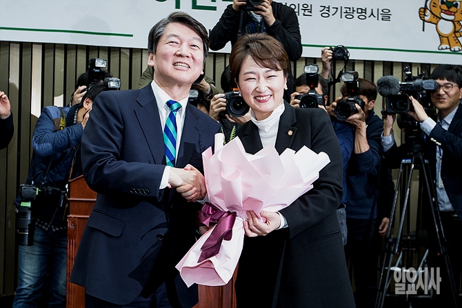 국민의당 안철수 대선후보와 악수 나누는 이언주 의원