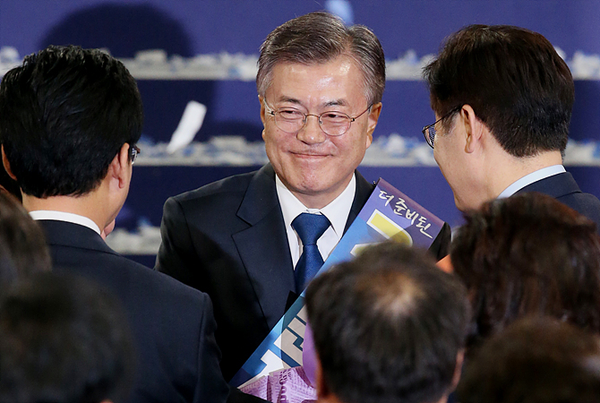 최근 더불어민주당 대선 경선서 압도적 1위로 후보에 오른 문재인 후보가 동료들과 악수를 나누고 있다.