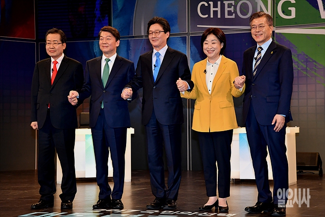 손 맞잡은 대선후보들 <사진=국회사진취재단>