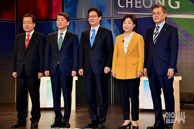 한국기자협회·SBS가 공동 주최한 첫 대선후보 합동토론회에 참석한 대선후보들 <사진=국회사진취재단>