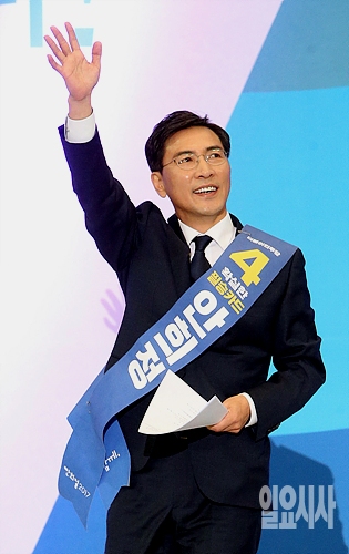 지지자들에게 손 들어보이는 안희정 더불어민주당 대선 경선 후보