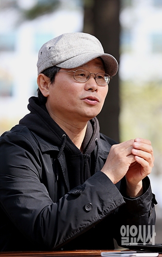 <일요시사>와 인터뷰 갖는 권해명 영화감독