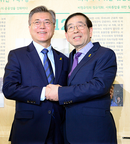 반갑게 악수 나누는 문재인 대선후보(사진 왼쪽)와 박원순 서울시장
