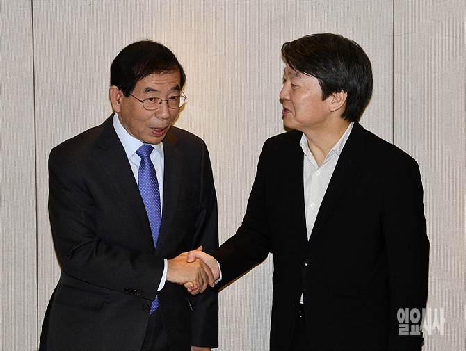악수 나누는 안철수 대선후보(사진 오른쪽)와 박원순 서울시장